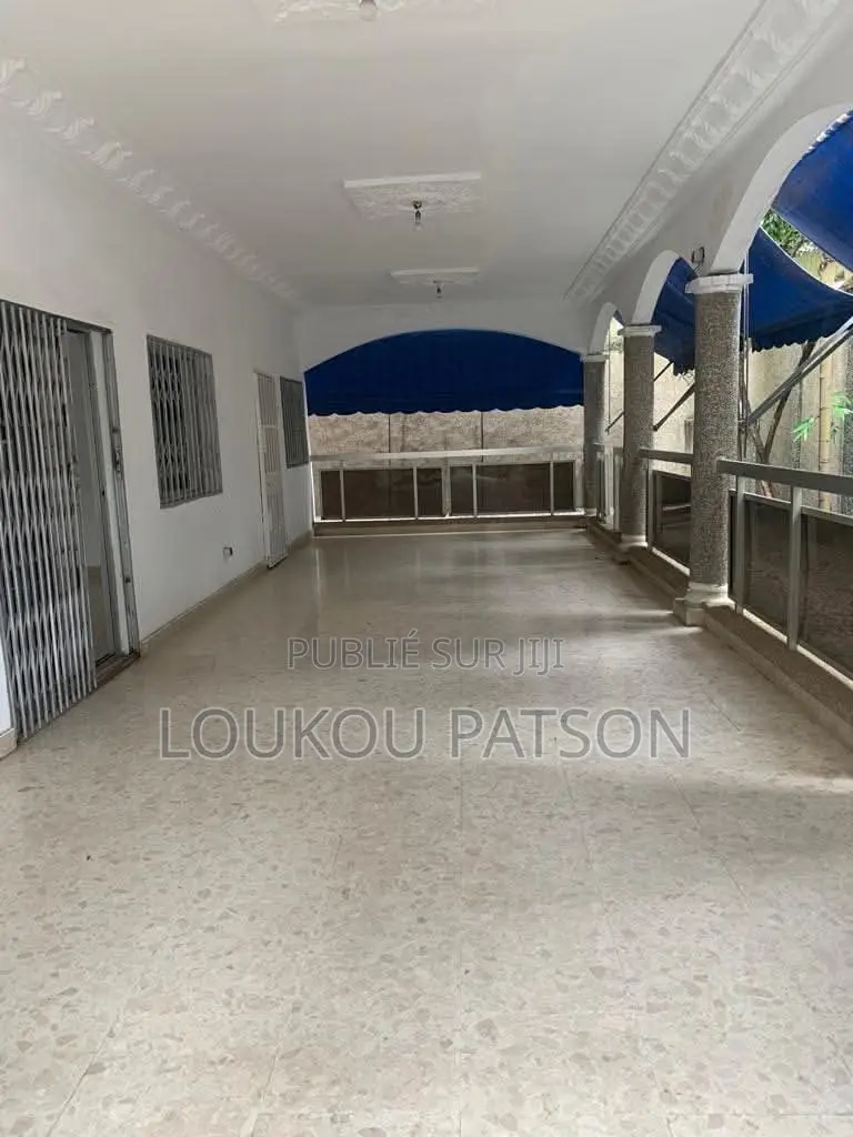 Très Belle Villa Duplex De 10 Pièces