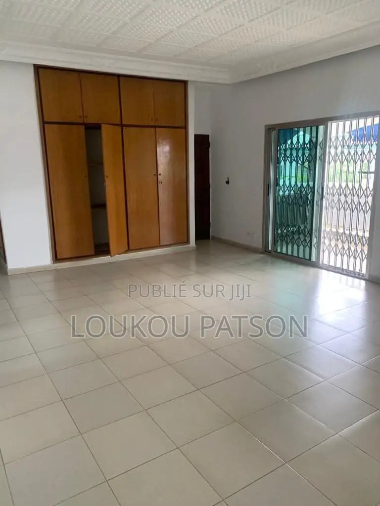 Très Belle Villa Duplex De 10 Pièces