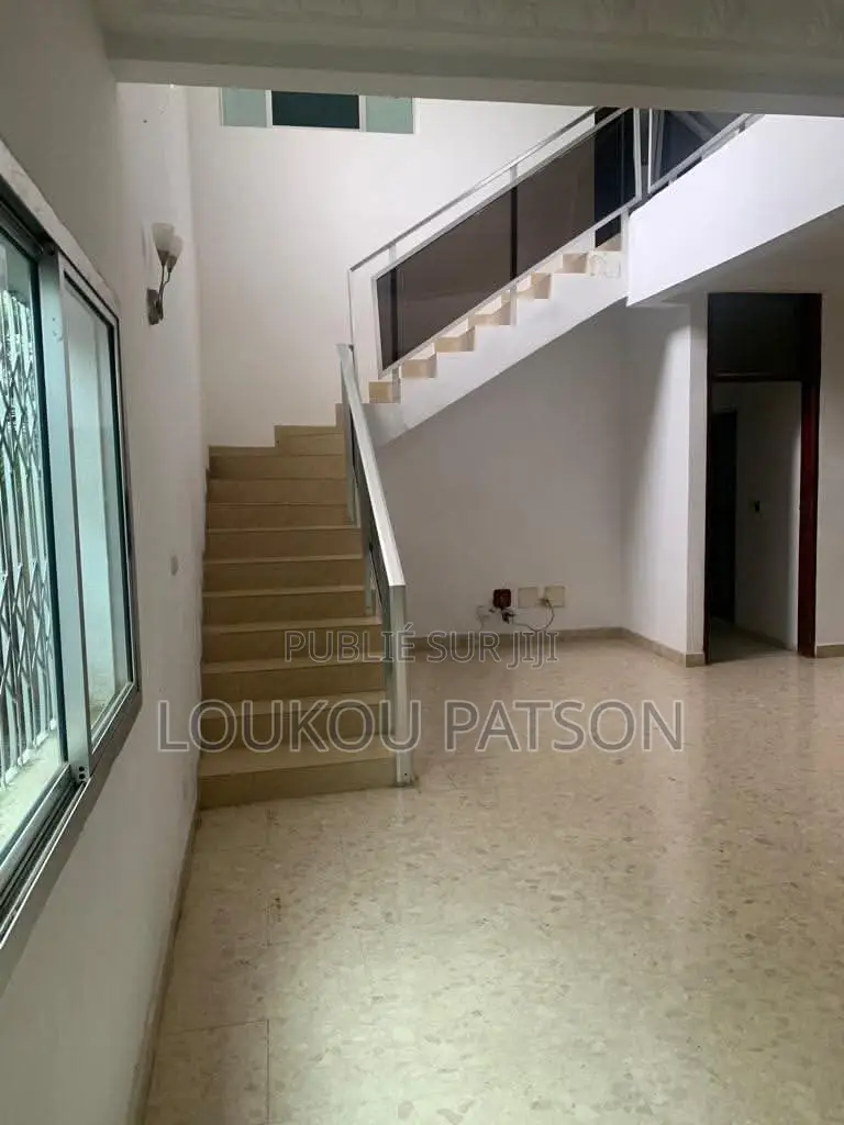 Très Belle Villa Duplex De 10 Pièces