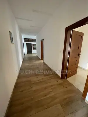 6chbre Villa dans Cocody à Vendre