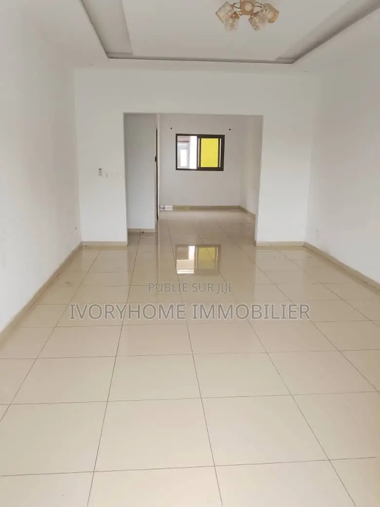 3chbre Appartement dans Cocody à Louer
