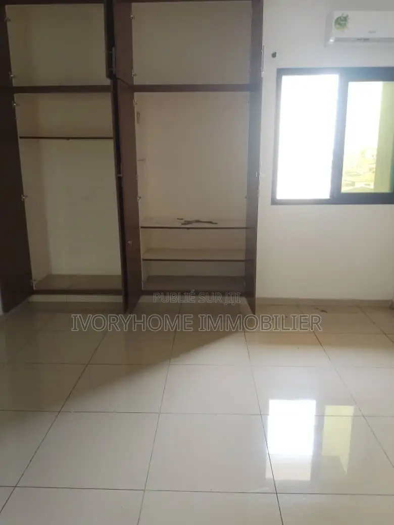 3chbre Appartement dans Cocody à Louer