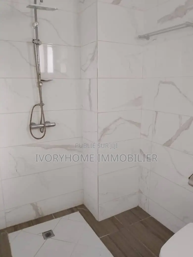 3chbre Appartement dans Cocody à Louer