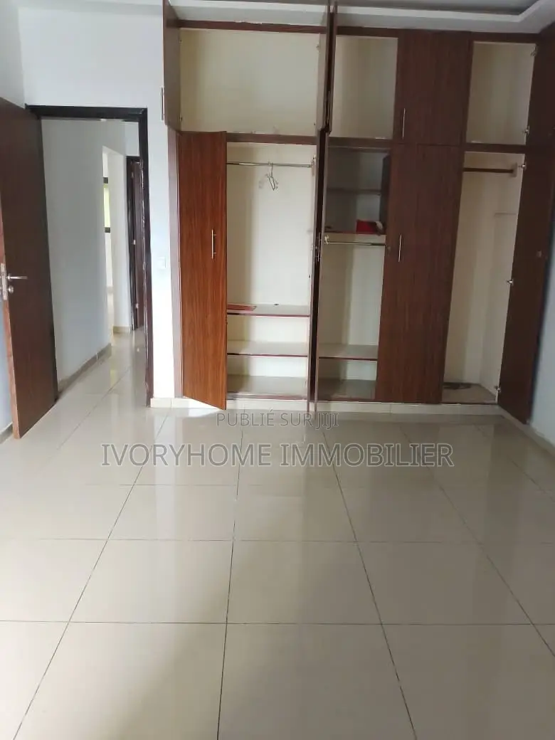 3chbre Appartement dans Cocody à Louer