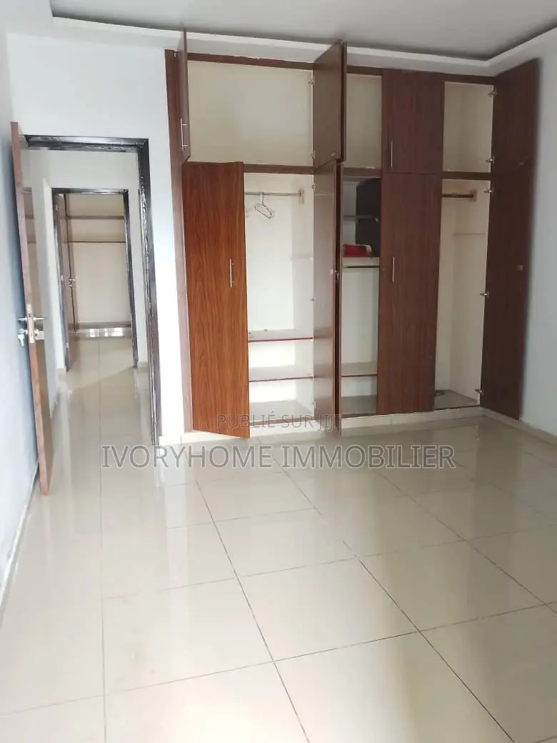 3chbre Appartement dans Cocody à Louer