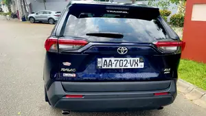 Toyota RAV4 XLE 2021 Blue