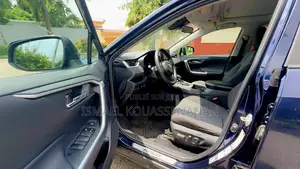 Toyota RAV4 XLE 2021 Blue