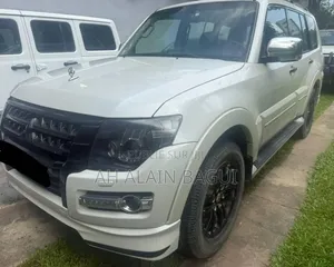 Photo - Mitsubishi Pajero 2023 Argenté