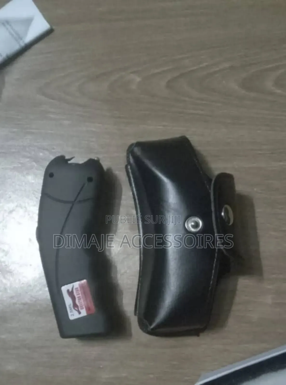 Taser Avec Étui En Semi Cuir