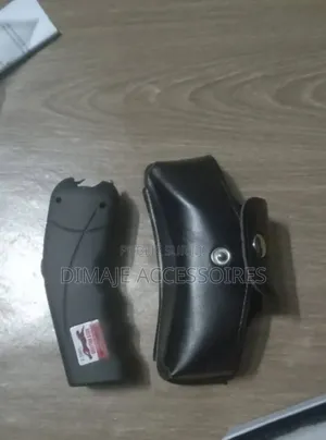 Photo - Taser Avec Étui En Semi Cuir