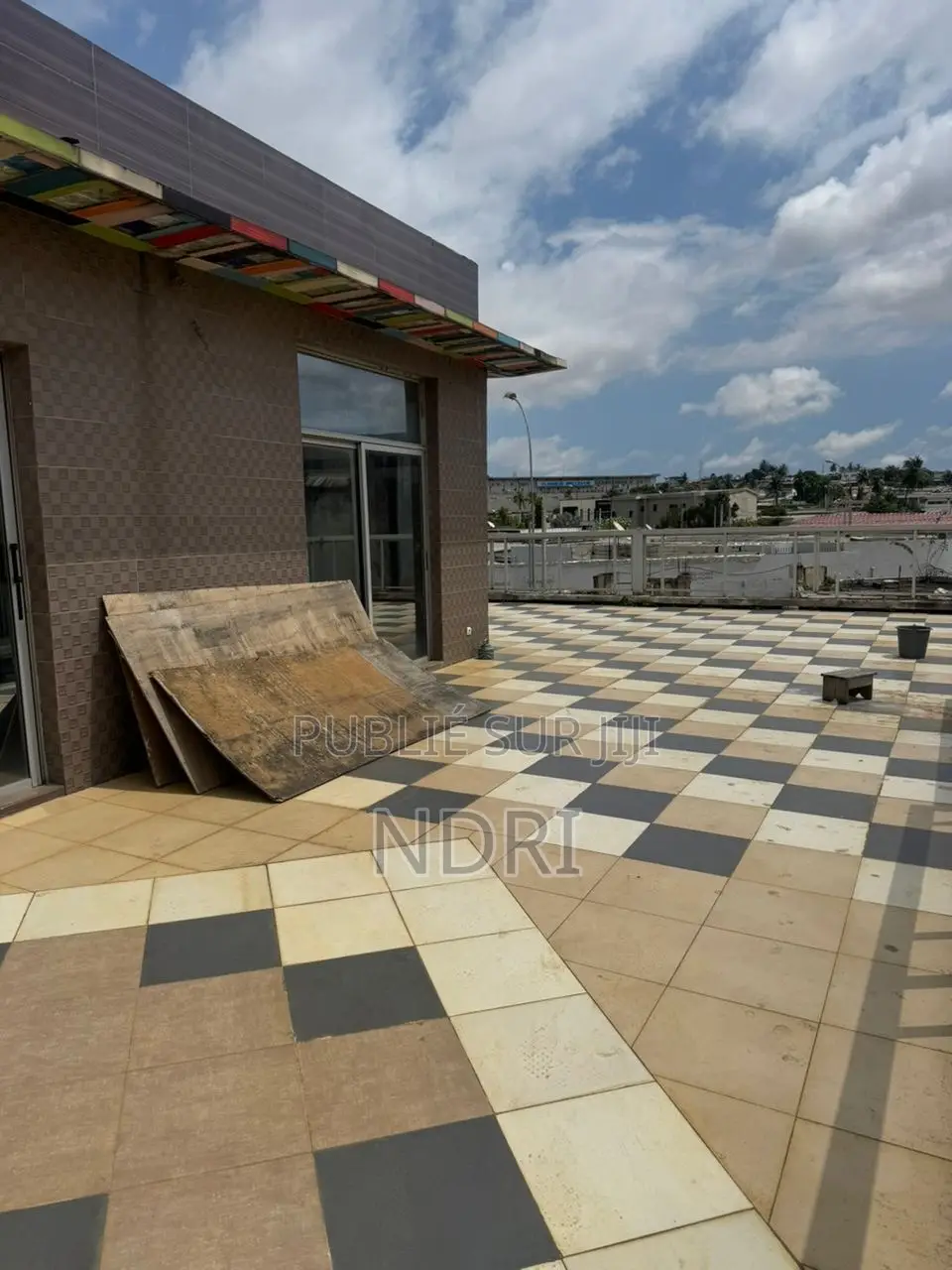 7chbre Duplex dans Building House, Cocody à Vendre