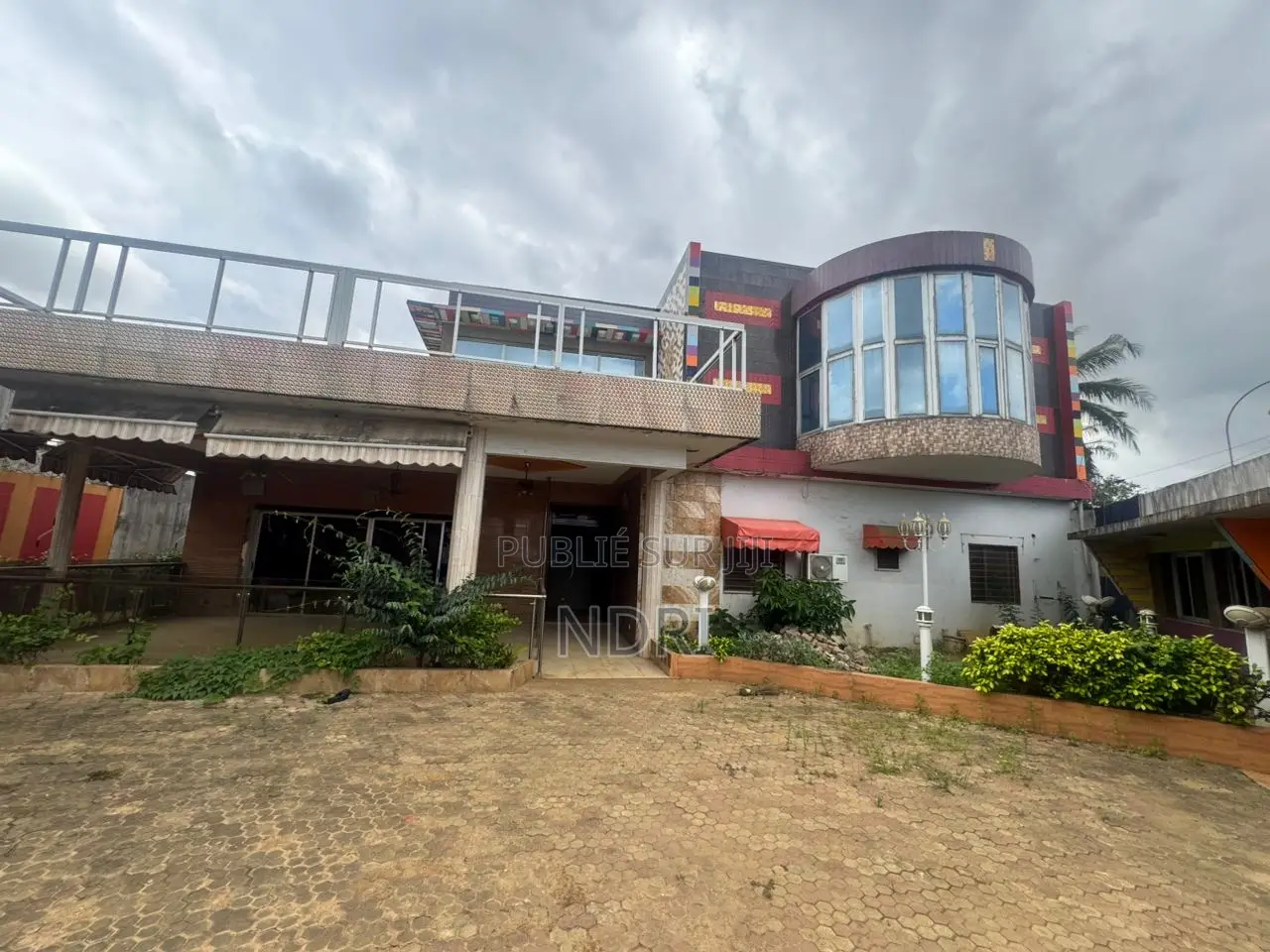 7chbre Duplex dans Building House, Cocody à Vendre