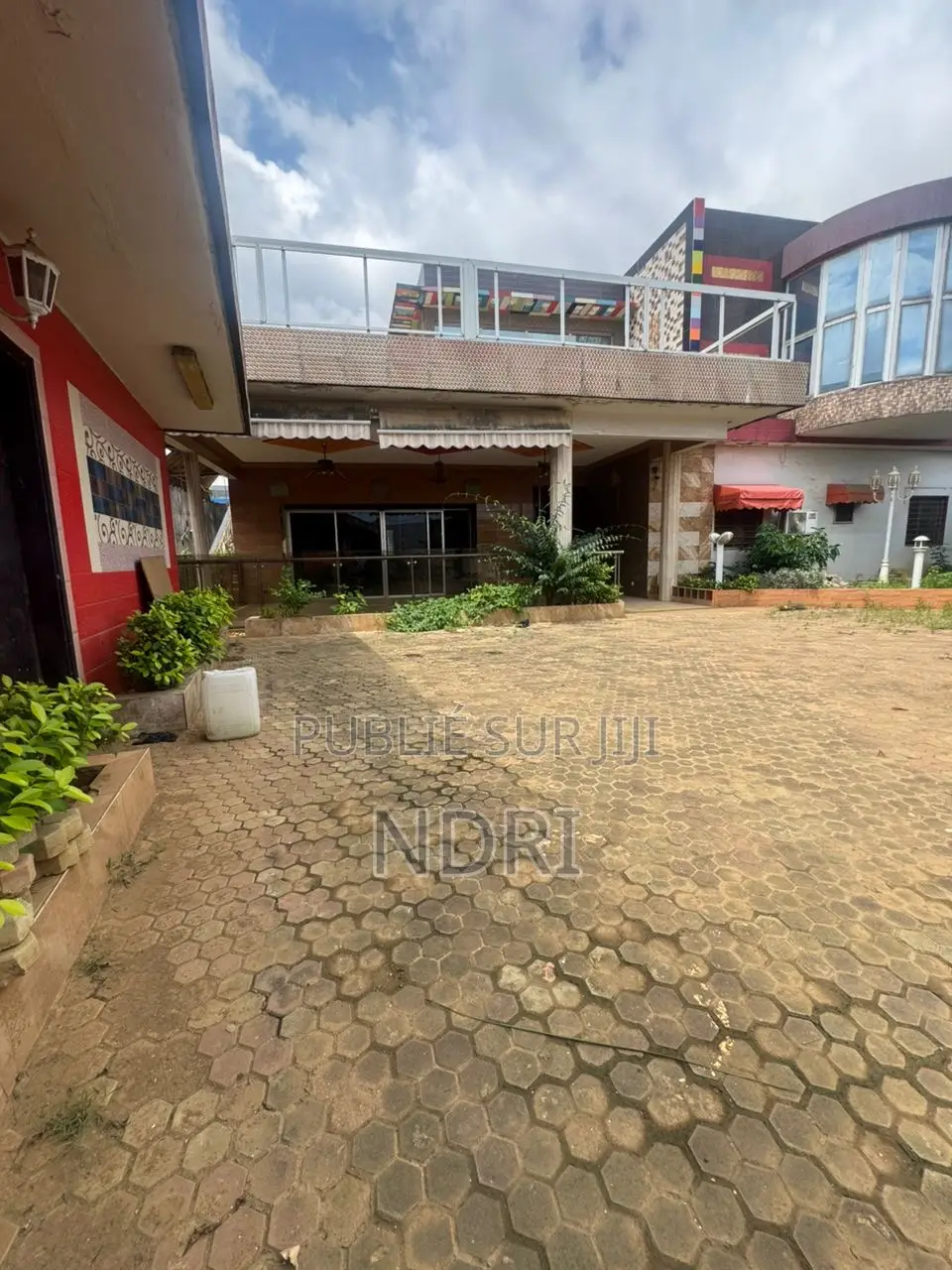 7chbre Duplex dans Building House, Cocody à Vendre