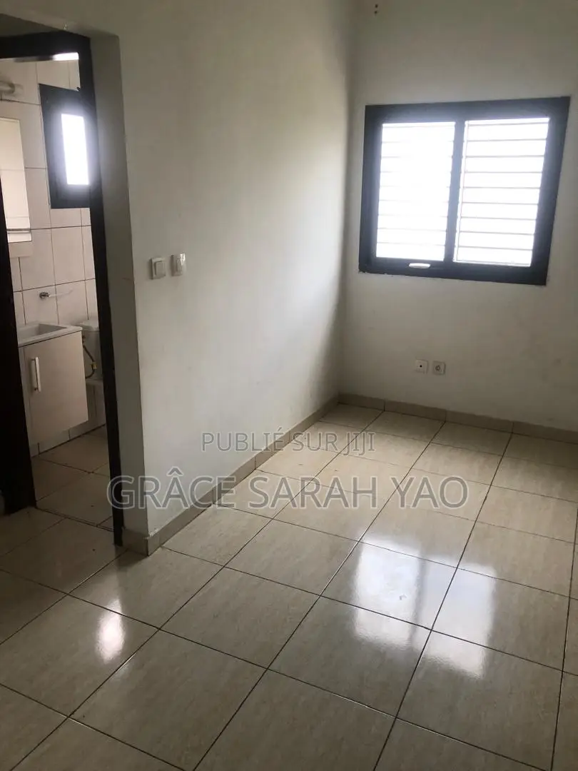 5chbre Duplex dans Grâce Sarah, Cocody à Louer
