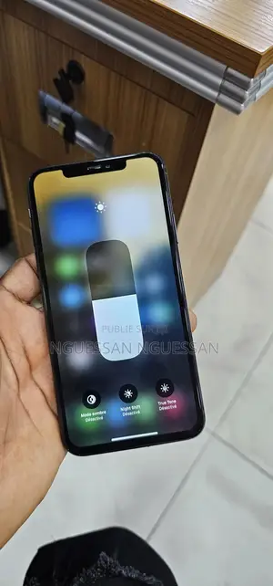 Photo - Apple iPhone 11 64 GB Vert