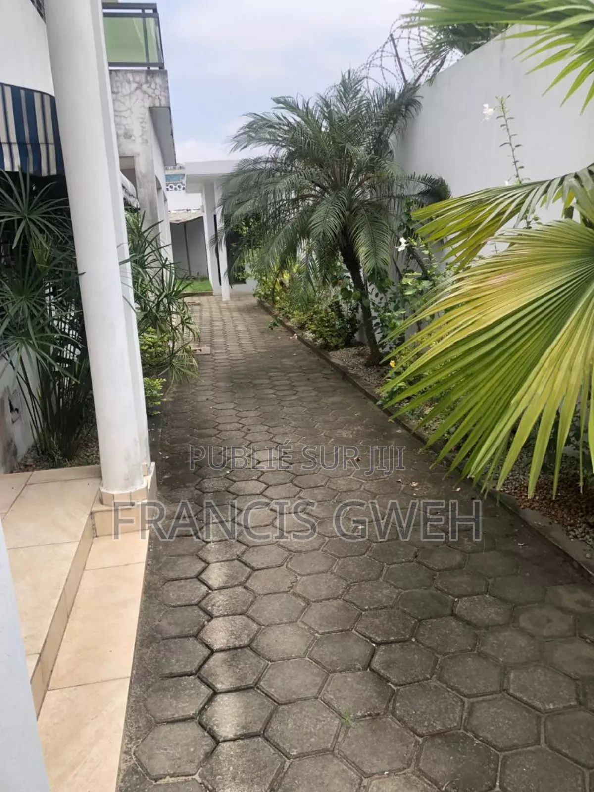 6chbre Duplex dans Francis Gweh, Cocody à Louer