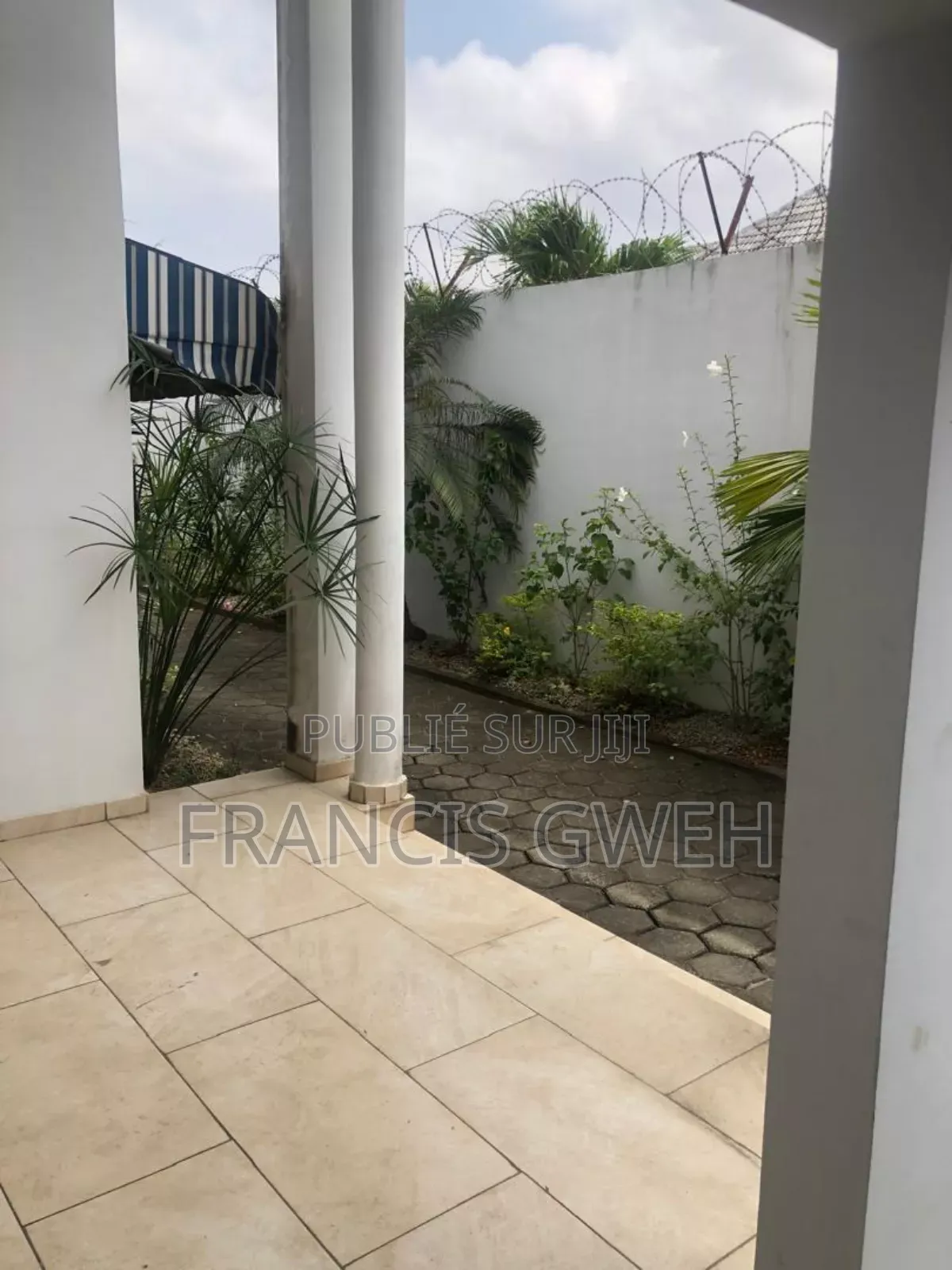 6chbre Duplex dans Francis Gweh, Cocody à Louer