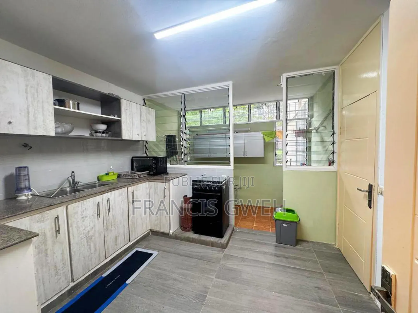 Furnished 2chbre Appartement dans Francis Gweh, Cocody à Louer