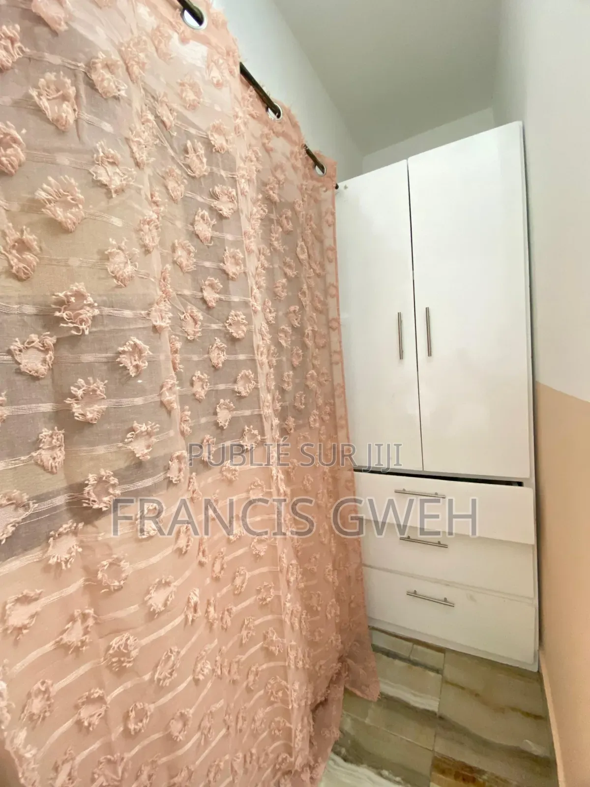 Furnished 2chbre Appartement dans Francis Gweh, Cocody à Louer