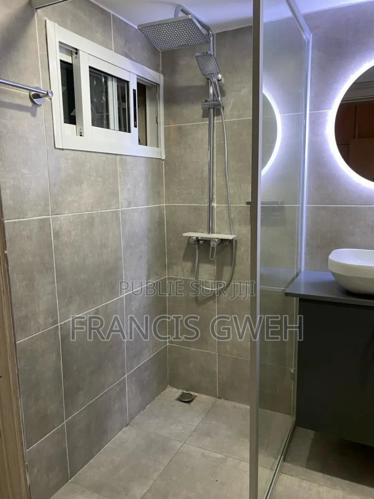 Furnished 3chbre Appartement dans Francis Gweh, Cocody à Louer