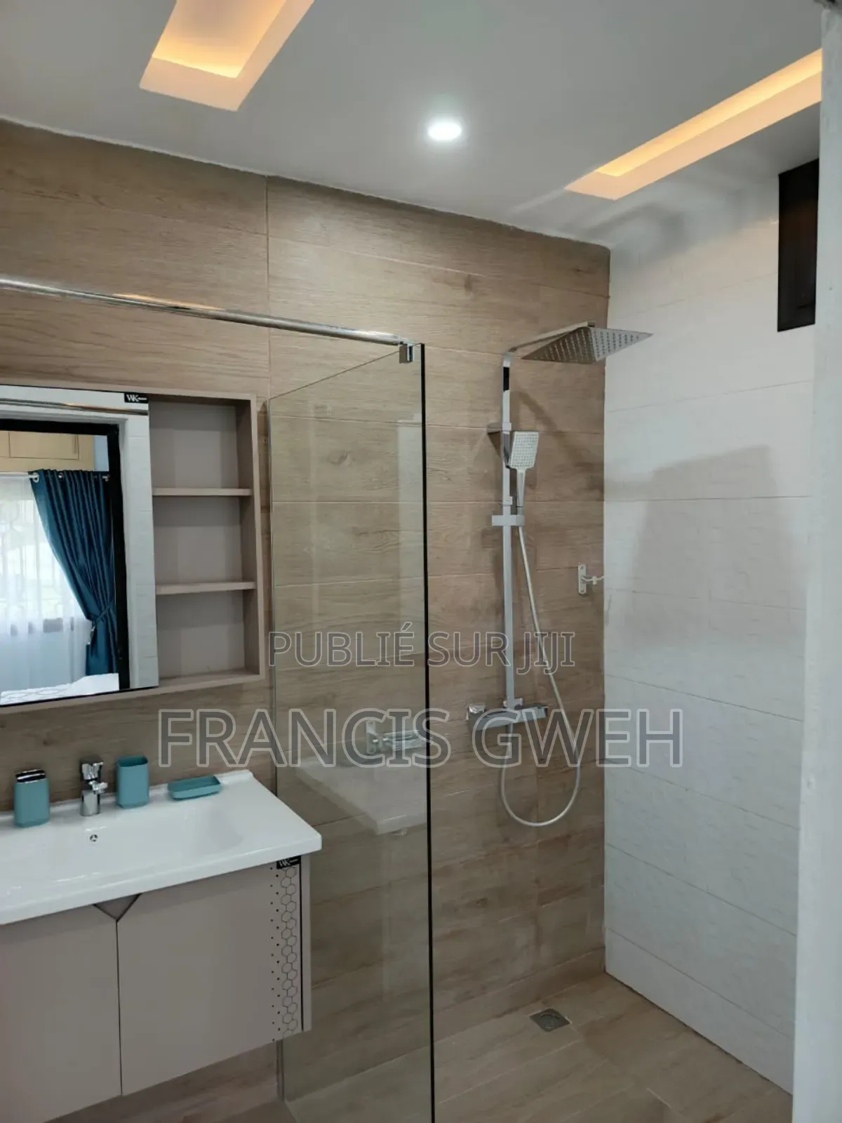 Furnished 2chbre Appartement dans Francis Gweh, Cocody à Louer