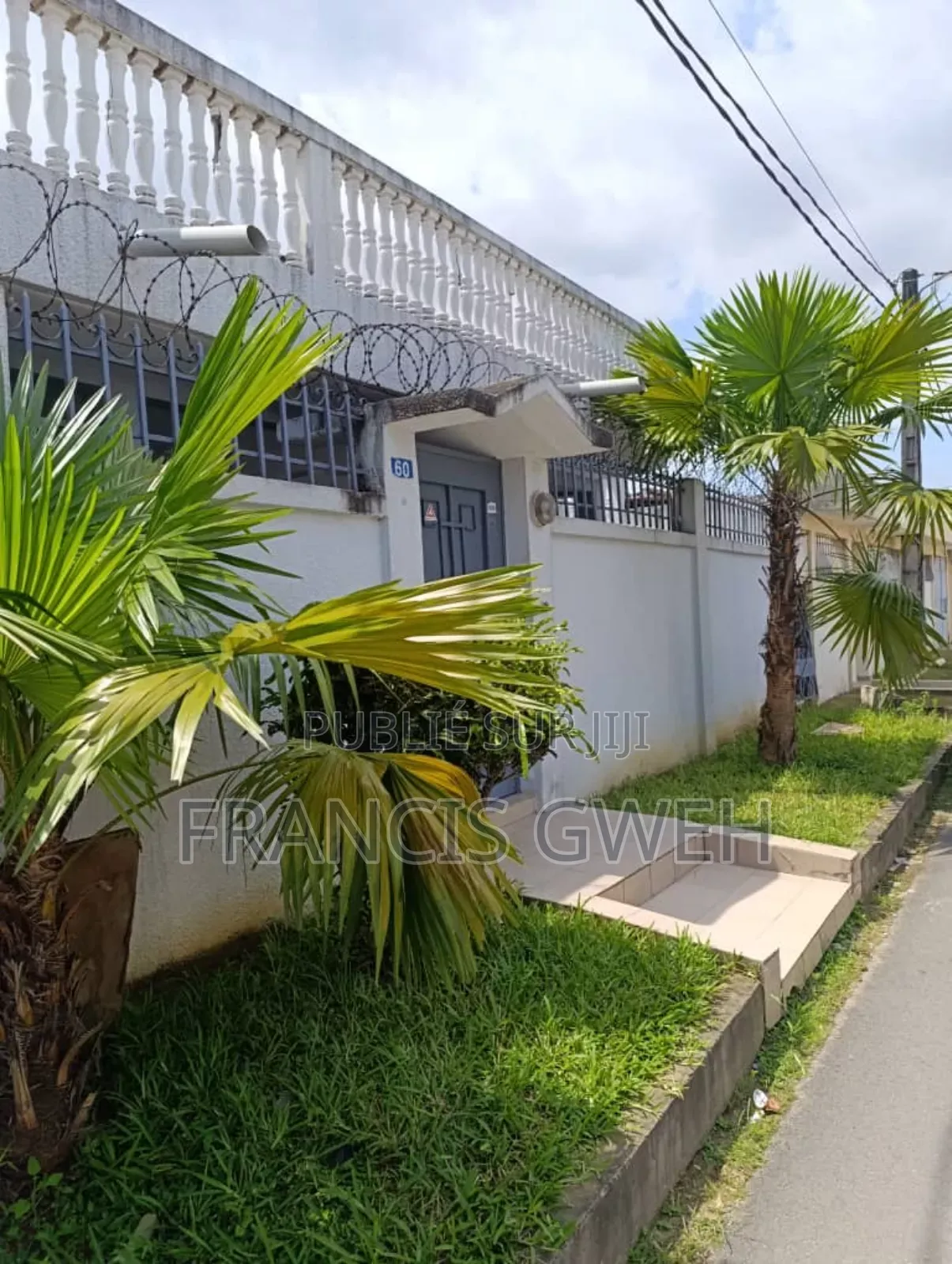 3chbre Villa dans Francis Gweh, Cocody à Louer