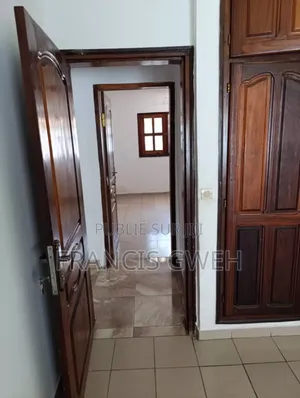 3chbre Villa dans Francis Gweh, Cocody à Louer