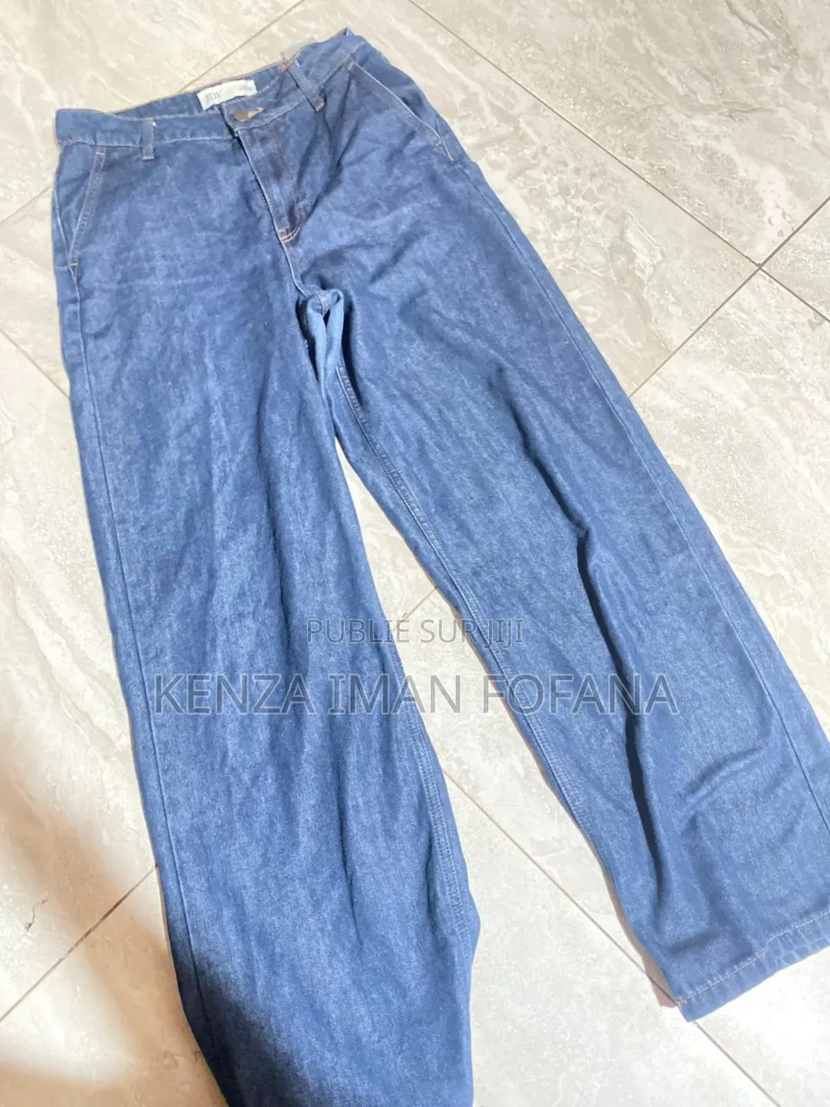 Vente D’Habit À Moindre Coût