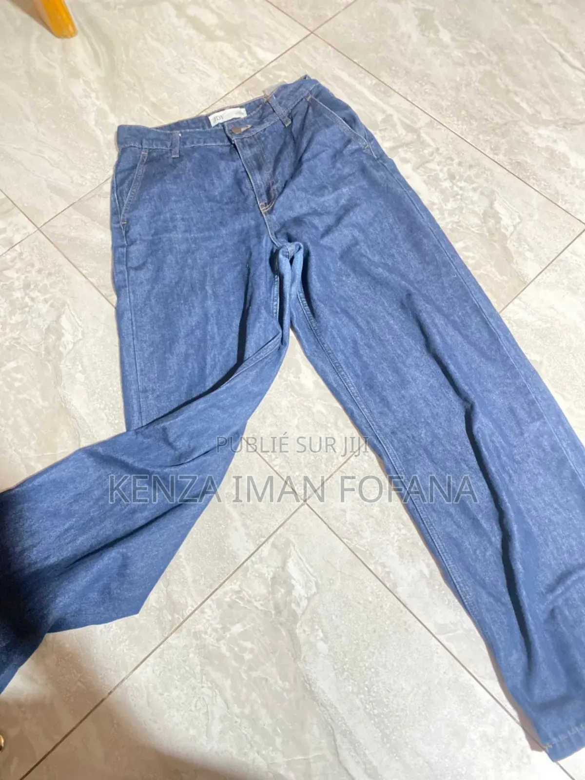 Vente D’Habit À Moindre Coût