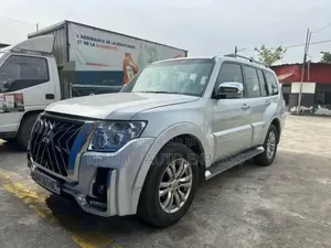 Photo - Mitsubishi Pajero 2024 Gris