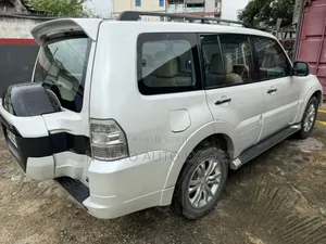 Mitsubishi Pajero 2024 Gris