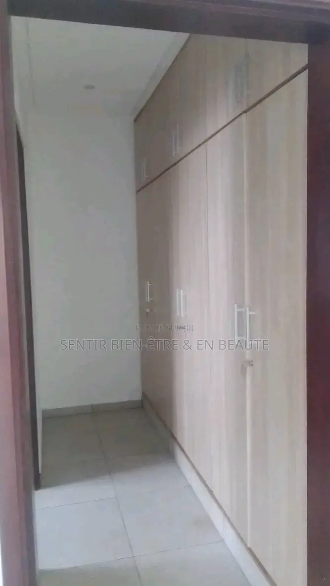 4chbre Maison dans Location, Bingerville à Vendre