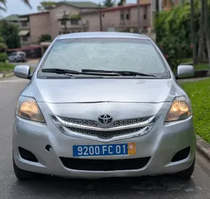 Photo - Toyota Yaris 2010 Gris
