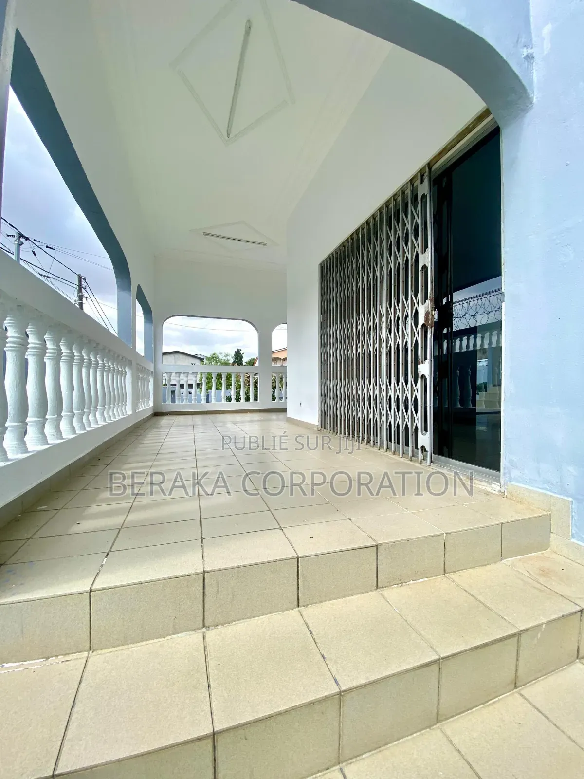 16chbre Duplex dans Beraka Corporation, Cocody à Louer