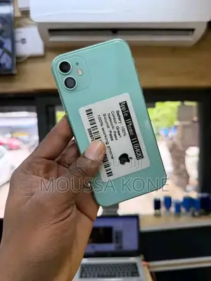 Photo - New Apple iPhone 11 64 GB Vert