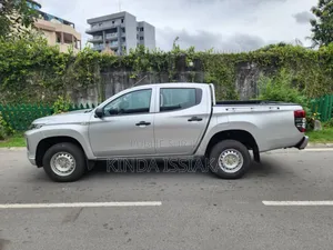 Mitsubishi L200 2022 Gris