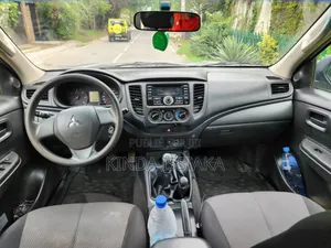 Mitsubishi L200 2022 Gris