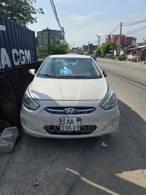 Photo - Hyundai Accent SE Sedan 2017 Beige