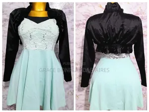 Robe Élégante en Dentelle Et Imprimé. Solde :Tout À 1500fcfa