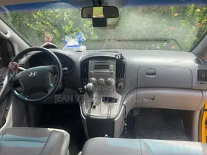 Hyundai H1 2016 Jaune