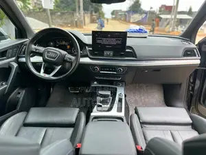 Audi Q5 Premium 2023 Gris