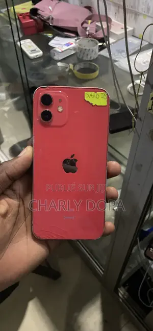 Photo - Apple iPhone 12 64 GB Rouge