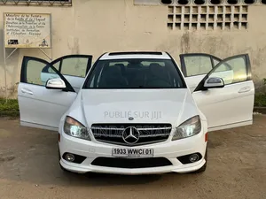 Photo - Mercedes-Benz C300 2010 Blanc cassé