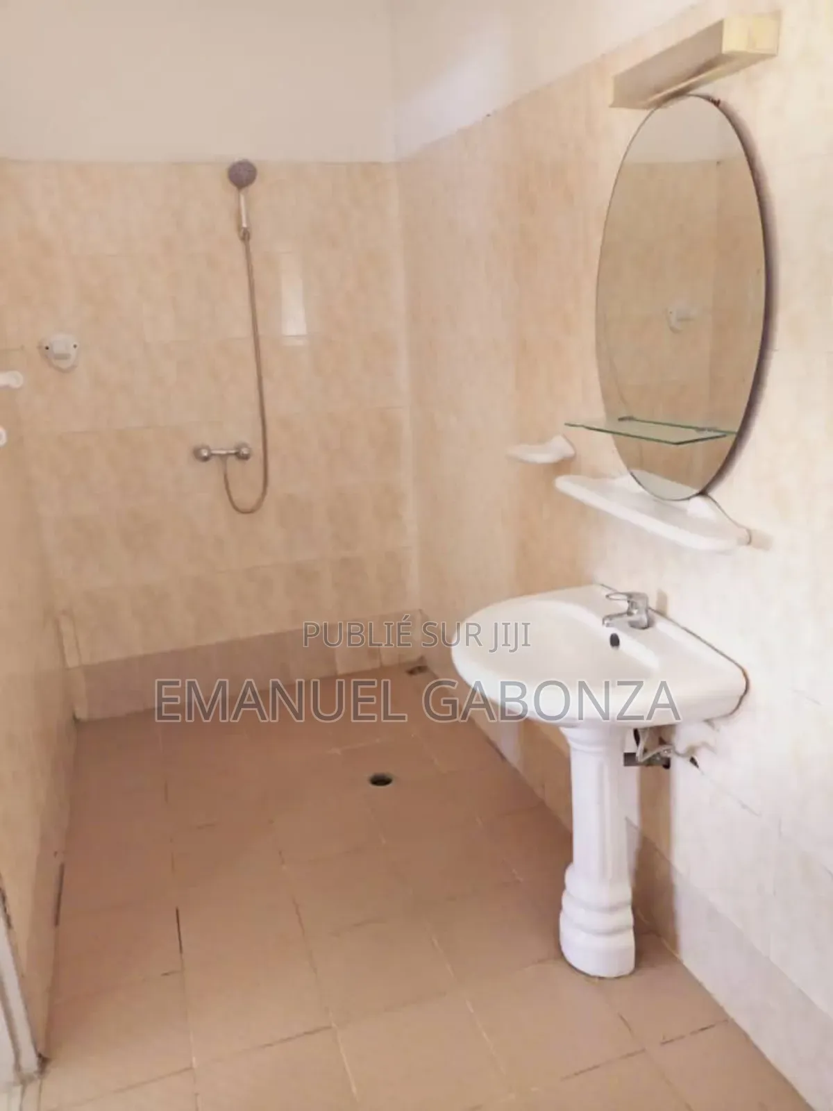 12chbre Villa dans Gabonza, Yopougon à Vendre