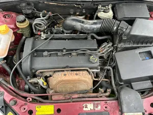 Ford Focus 2000 Rouge