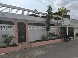 5chbre Duplex dans Star 5, Cocody à Vendre