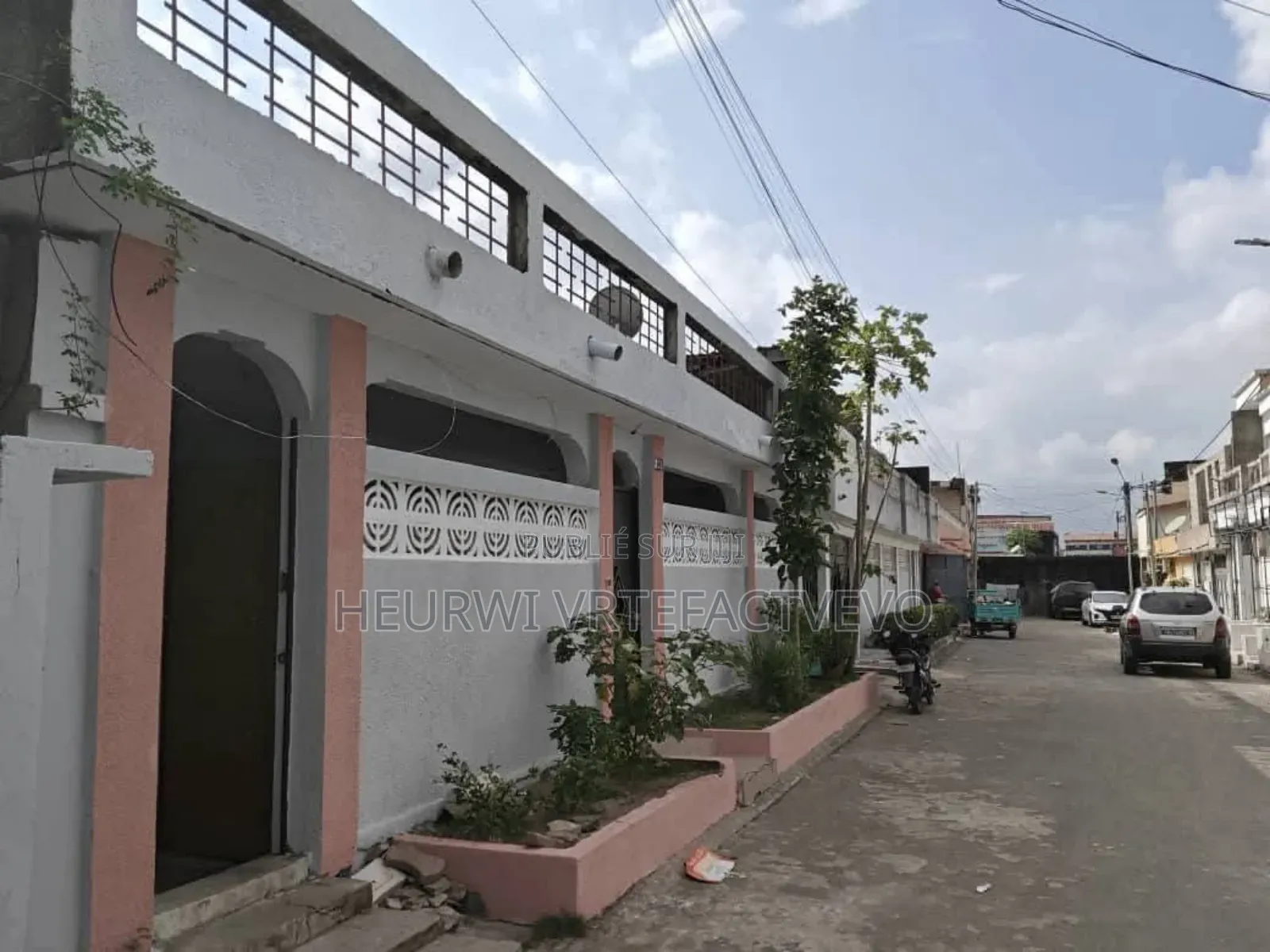 5chbre Duplex dans Star 5, Cocody à Vendre