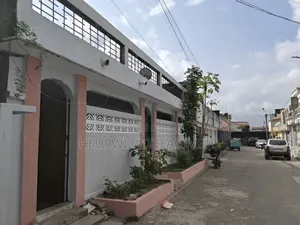 5chbre Duplex dans Star 5, Cocody à Vendre