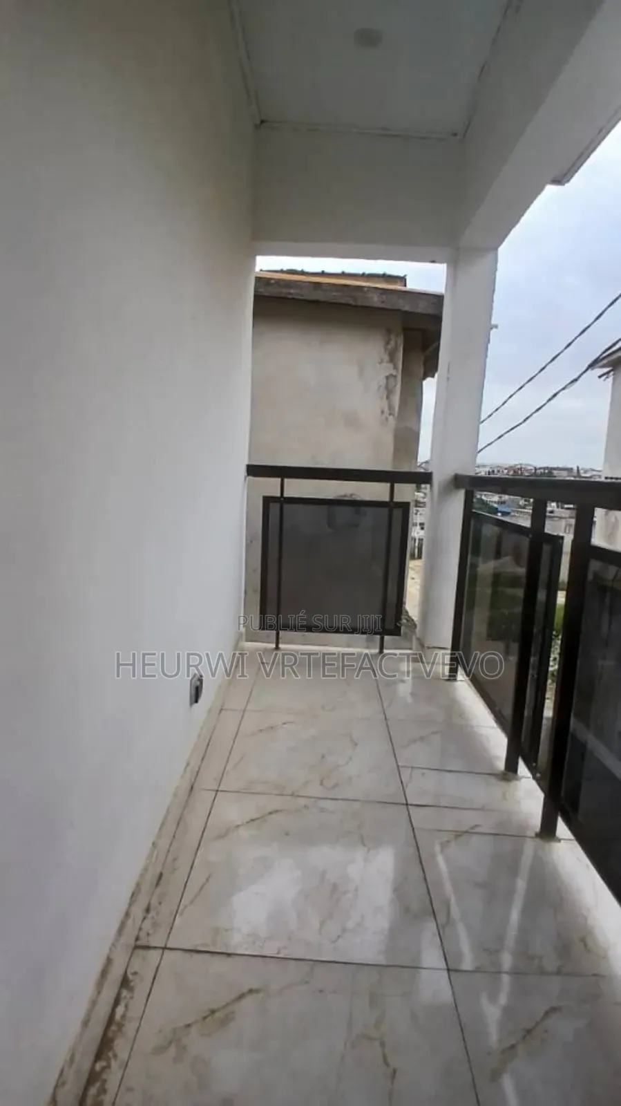 5chbre Duplex dans Star 5, Cocody à Vendre