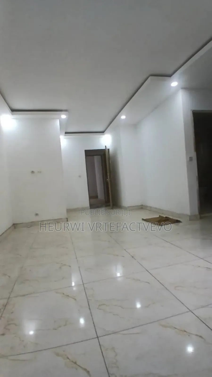 5chbre Duplex dans Star 5, Cocody à Vendre